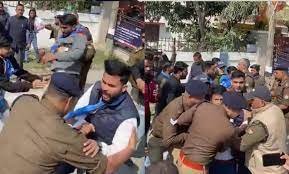 पटना में पुलिस मित्रों पर बरसीं लाठियां : पुलिसकर्मियों ने दौड़ा-दौड़ा कर पीटा, BJP दफ्तर के बाहर कर रहे थे प्रदर्शन…