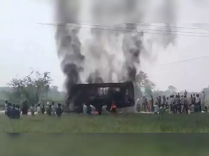 गाजीपुर में भीषण हादसा, बारातियों से भरी बस पर गिरा हाईटेशन तार, चार लोगों की जलकर मौत