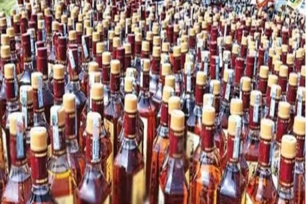 अवैध शराब फैक्ट्री का हुआ उद्भेदन:हरिजन बस्ती के एक घर में- बन रही थी नकली विदेशी शराब,पांच लोग गिरफ्तार